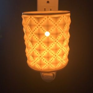 Scentsy Diamond milkglass warmer
